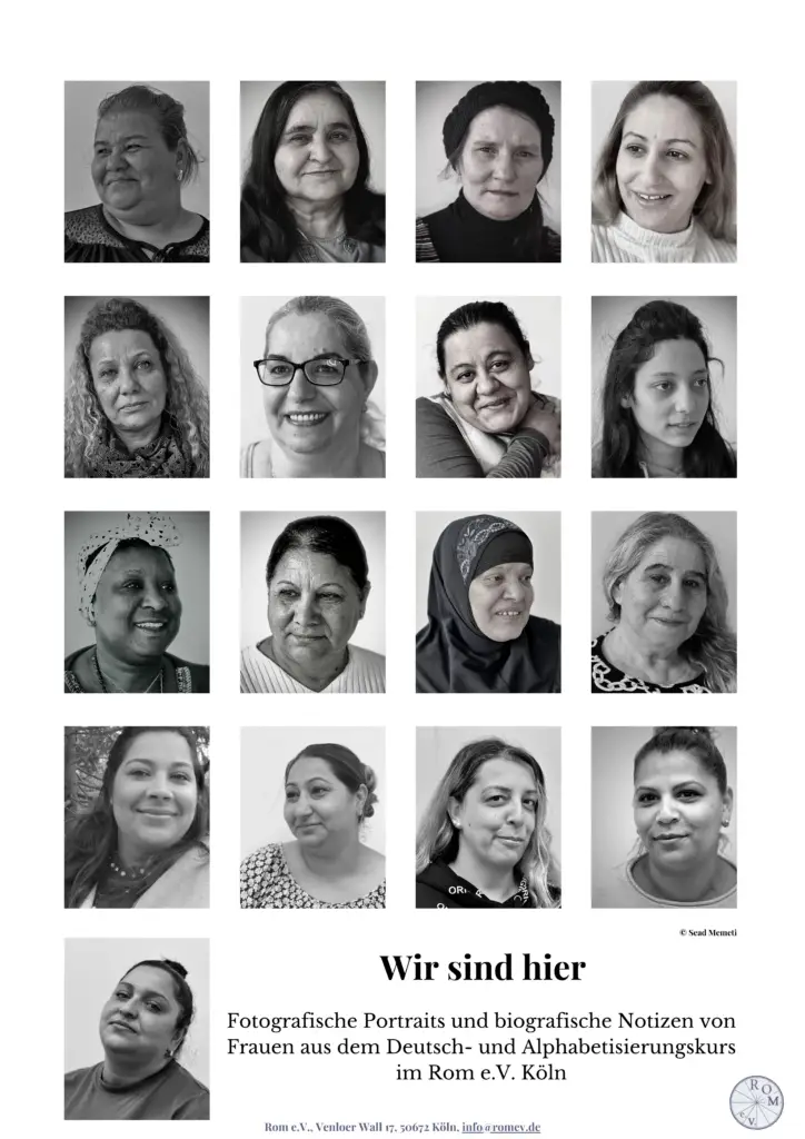 Schwarzweiß-Poster „Wir sind hier“ mit 17 fotografischen Porträts und biografischen Notizen von Roma-Frauen des ROM e.V. Köln